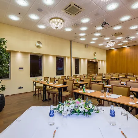 ومركز مؤتمرات أفالون ريغا
